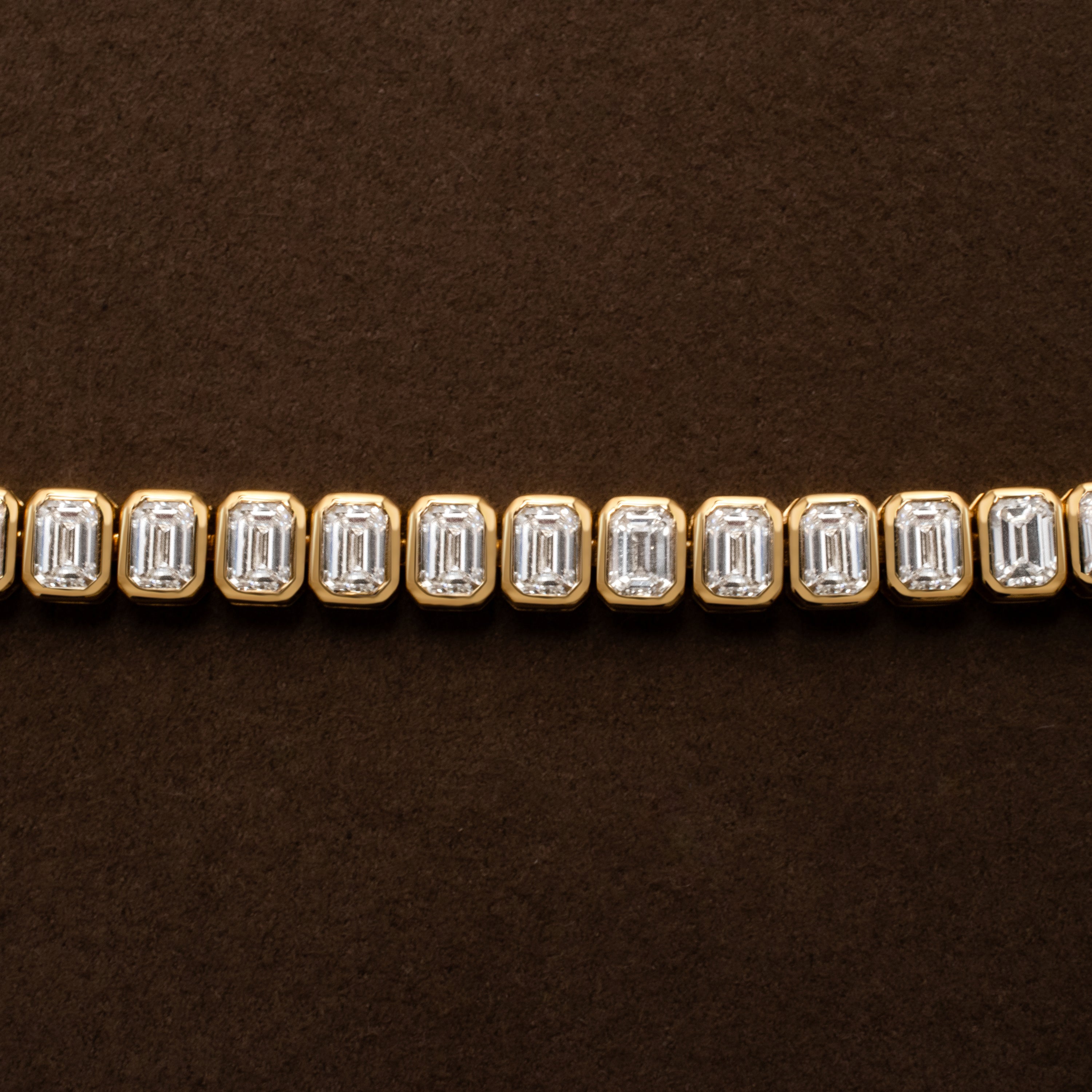 THE EMERALD BEZEL TENNIS BRACELET