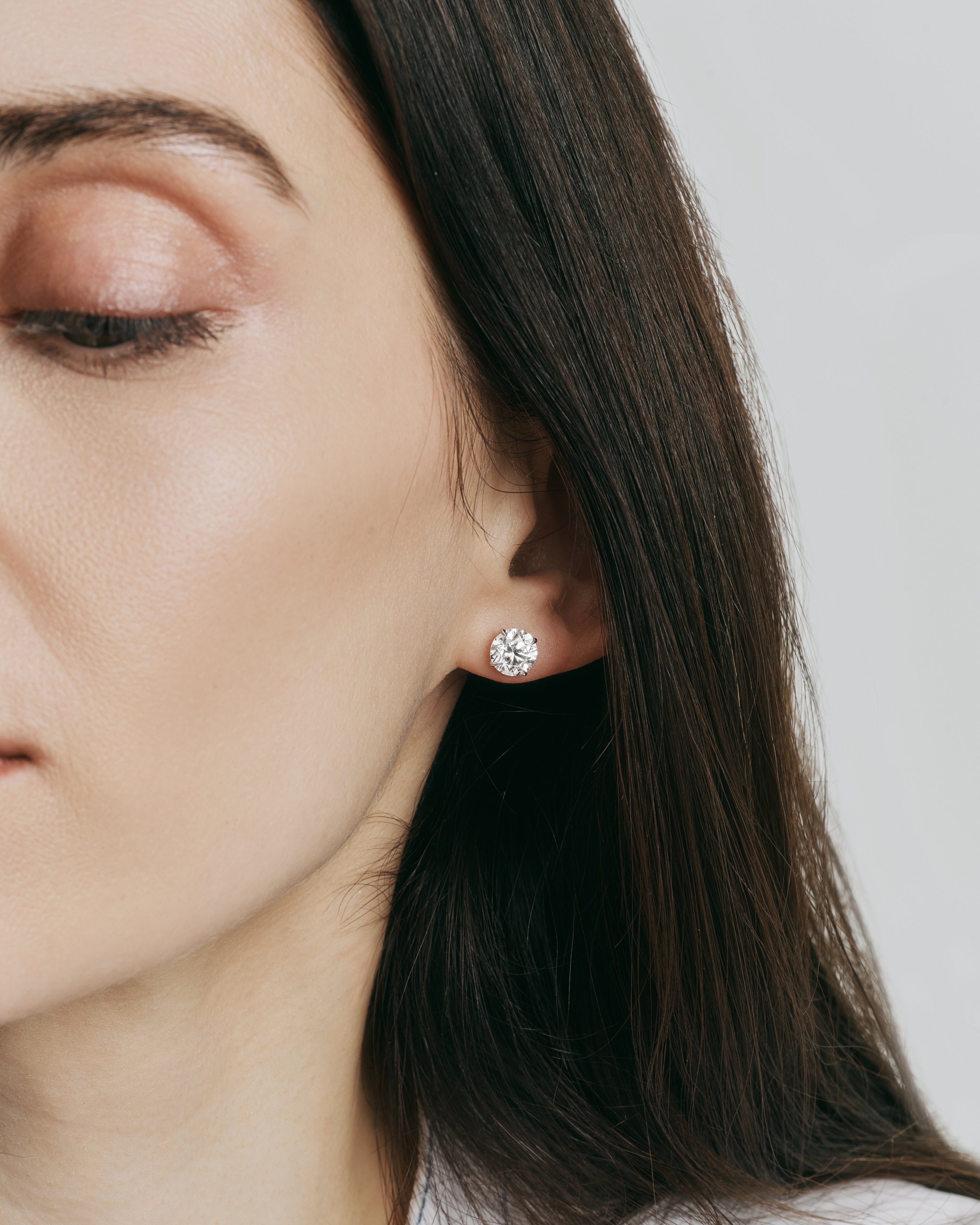 Stud earring with a round brilliant diamond